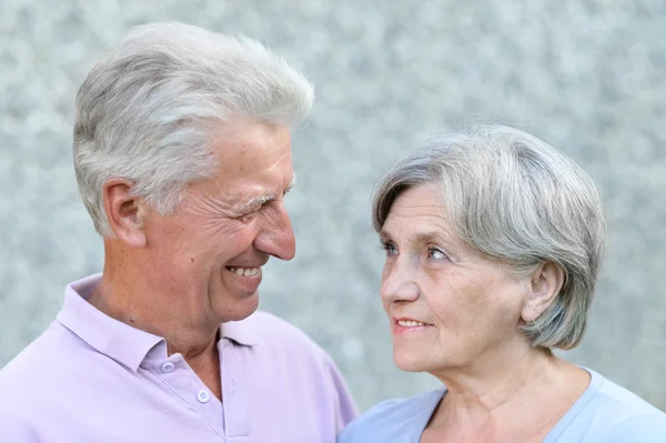 Gelukkig bejaarde echtpaar ging voor een wandeling over de aard — Stockfoto