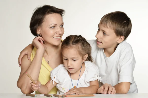 Moeder tekenen met haar dochter en zoon — Stockfoto