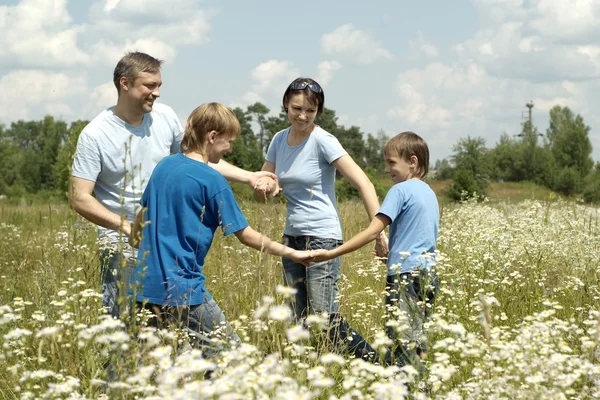 Familia feliz de cuatro personas pasa tiempo al aire libre en el verano —  Fotos de Stock