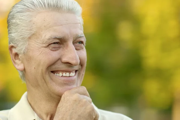 Портрет счастливого человека в осеннем парке — стоковое фото