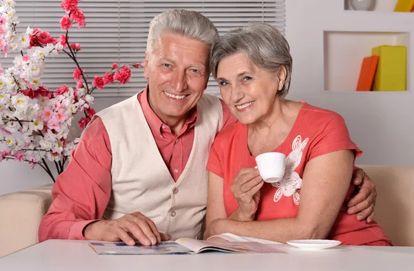 Linda pareja de edad en el desayuno en la mesa —  Fotos de Stock