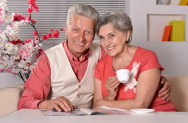 Schattig oud stel aan tafel — Stockfoto