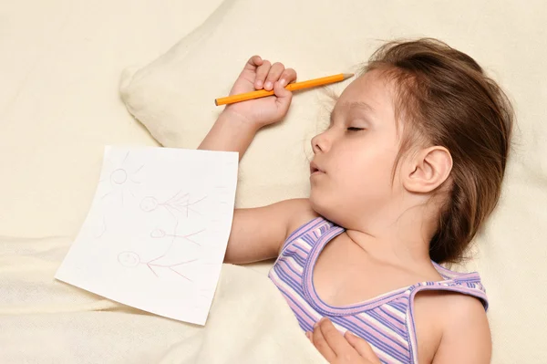 Bedårande liten flicka sover i sin säng hemma — Stockfoto