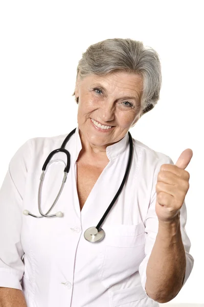 Привлекательный врач в белом халате со стетоскопом — стоковое фото