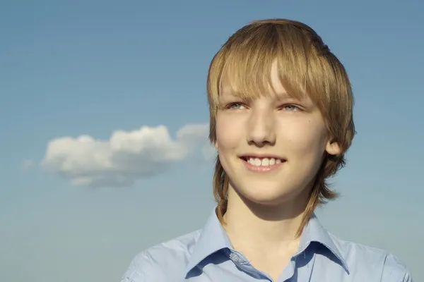 Schattige leuke jongen poseren buiten in de zomer — Stockfoto