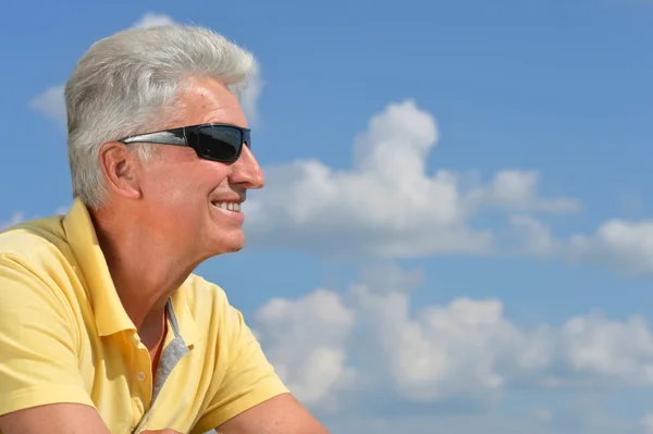 Retrato de um homem velho usando óculos de sol na natureza — Fotografia de Stock