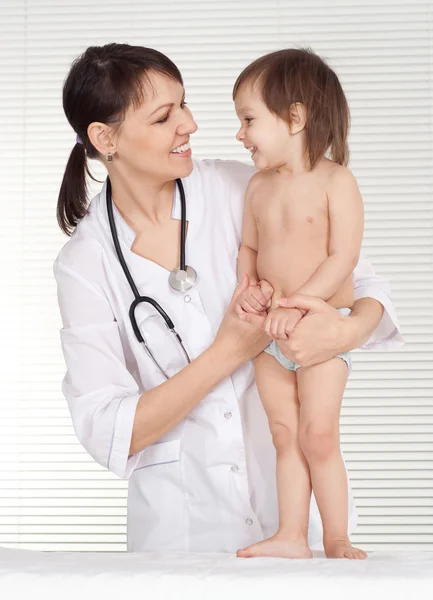 Médico pediatra com menina em seu escritório — Fotografia de Stock