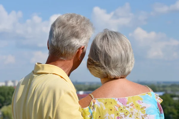 Glad äldre par gick en promenad på natur — Stockfoto