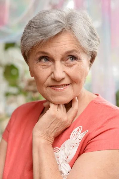 Portret atrakcyjna kobieta w średnim wieku w czerwonej sukience — Zdjęcie stockowe