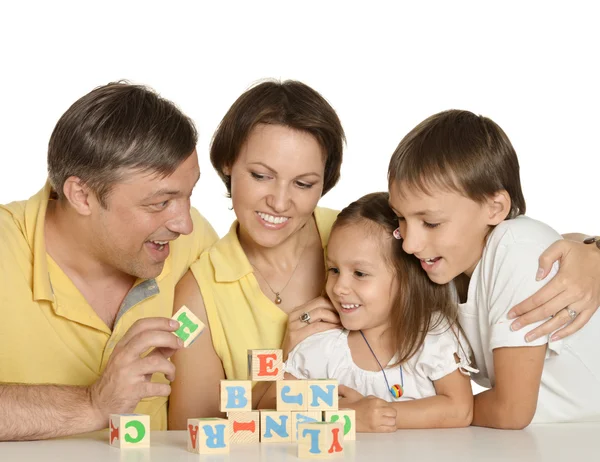 Familie spielt mit Blöcken — Stockfoto