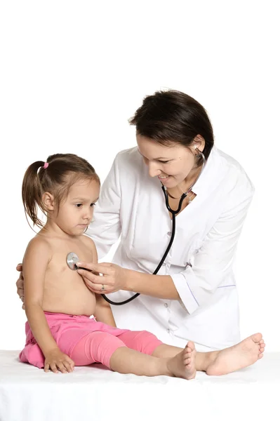 Kleines Mädchen zu Besuch beim Kinderarzt — Stockfoto