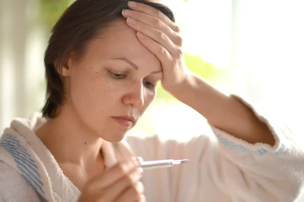 Mulher reclamando de uma dor de cabeça grave — Fotografia de Stock