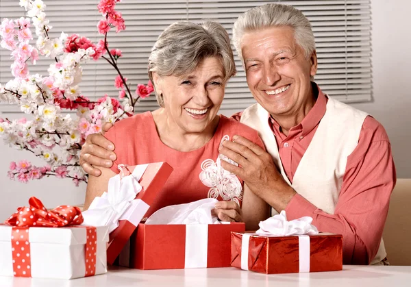 Porträtt av en glad äldre par spendera tid tillsammans — Stockfoto
