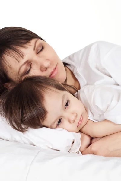 Güzel beyaz bir mumya ile kızı yatakta yatan — Stok fotoğraf
