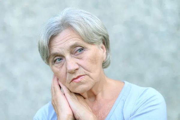 Πορτρέτο του λυπημένος ηλικιωμένη γυναίκα που απομονώνονται σε μπλε — Φωτογραφία Αρχείου