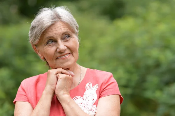 Oude mooie vrouw poseren buitenshuis — Stockfoto