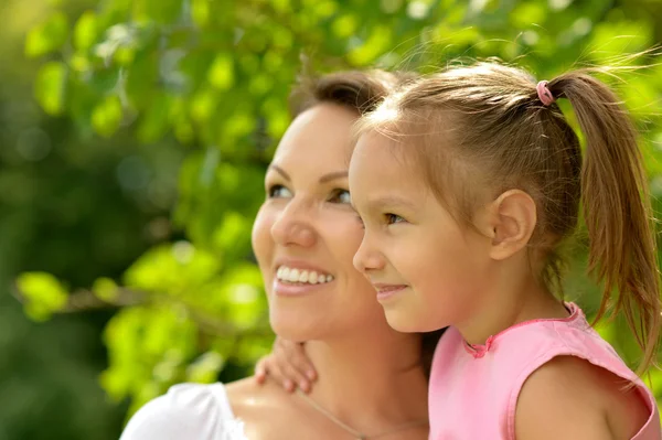 Vacker ung kvinna kom att gå hennes lilla dotter — Stockfoto