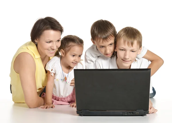 Laptop beyaz zemin üzerine izlerken mutlu bir aile — Stok fotoğraf