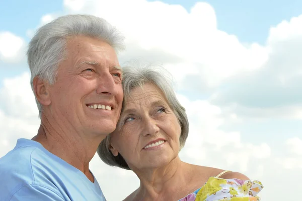 Feliz pareja de ancianos en un fondo del cielo — Foto de Stock