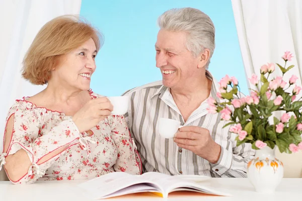 Schattig oud stel aan tafel — Stockfoto