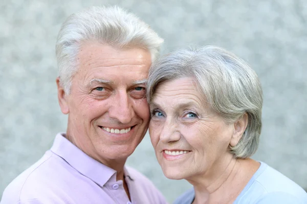 Šťastný starší pár šel projít na vlastnostech — Stock fotografie