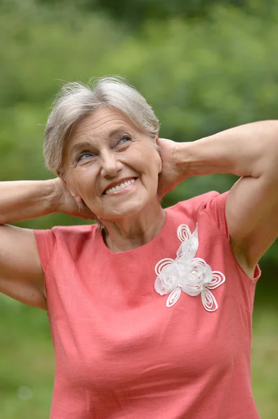 Alte schöne Frau posiert im Freien — Stockfoto