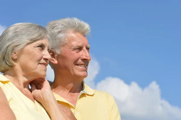 Šťastný starší pár šel projít na vlastnostech — Stock fotografie