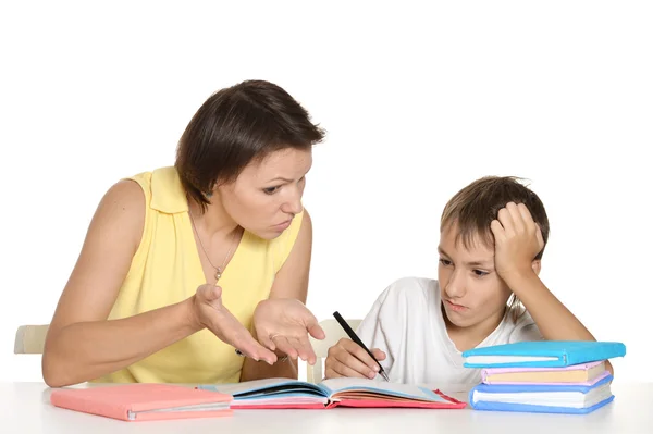 Moeder en zoon samen huiswerk maken — Stockfoto