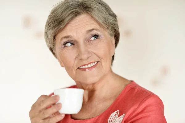 Porträt einer attraktiven Frau mittleren Alters in einem roten Kleid — Stockfoto