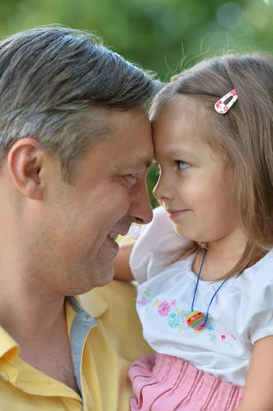 Vader met haar dochtertje in de natuur — Stockfoto