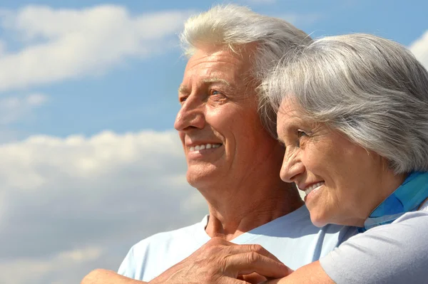 Gelukkig bejaarde echtpaar op een hemelachtergrond — Stockfoto