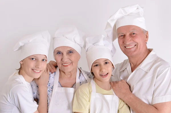 Äldre par och deras barnbarn knåda degen för kex tillsammans — Stockfoto