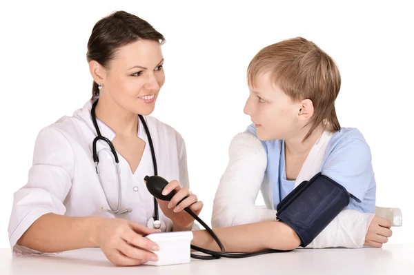 Portret van verpleegster en jongen met een gebroken arm — Stockfoto