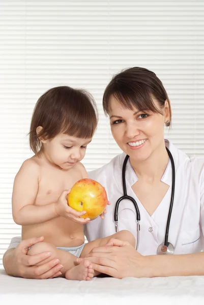 Médico interessante leva em seu estudo um pequeno paciente — Fotografia de Stock