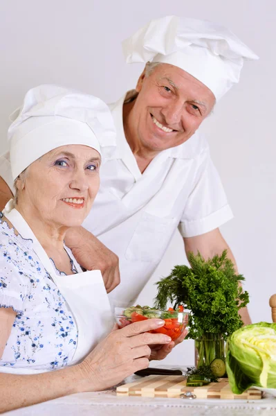 Pareja de ancianos preparando ensalada de verduras juntos — Foto de Stock