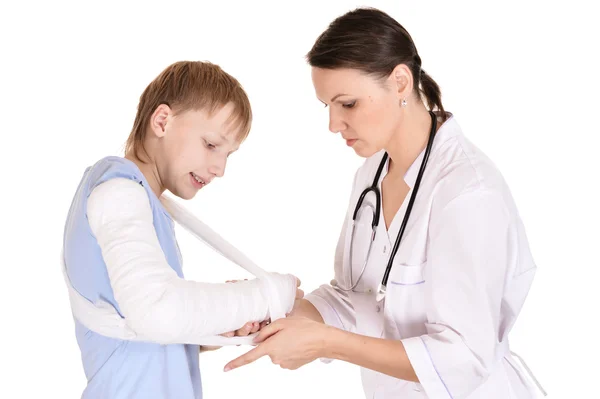 Portret van verpleegster en jongen met een gebroken arm — Stockfoto