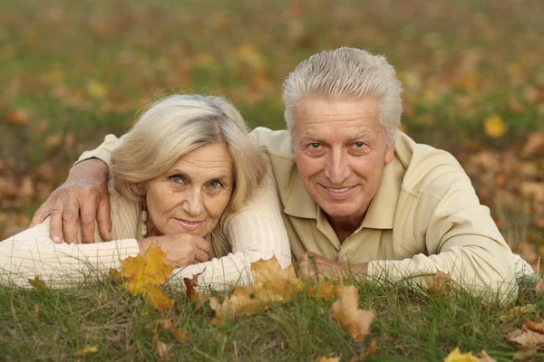 Gelukkige oude paar poseren in herfst park — Stockfoto