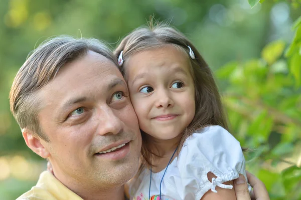 Vader met haar dochtertje in de natuur — Stockfoto