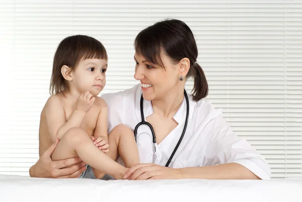 Pediatrician doctor with little girl in her office — Stock Photo, Image