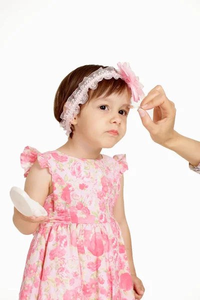 Klein meisje in een mooie jurk en grote schoenen — Stockfoto