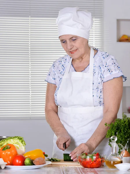 Alegre abuela está preparando la cena para toda la familia — Foto de Stock