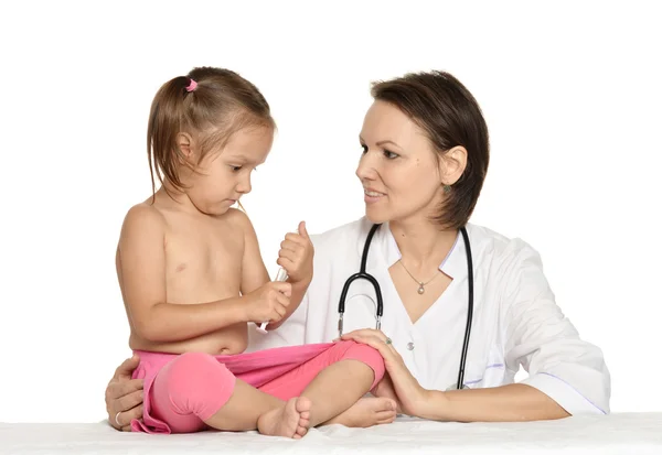 Liten flicka besöka barnläkare — Stockfoto
