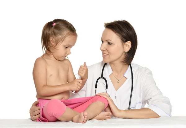 Kleines Mädchen zu Besuch beim Kinderarzt — Stockfoto