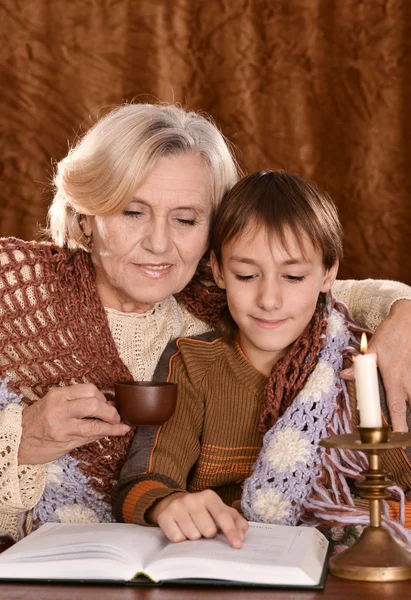 高级女人烘干咖啡与她的孙子 — 图库照片