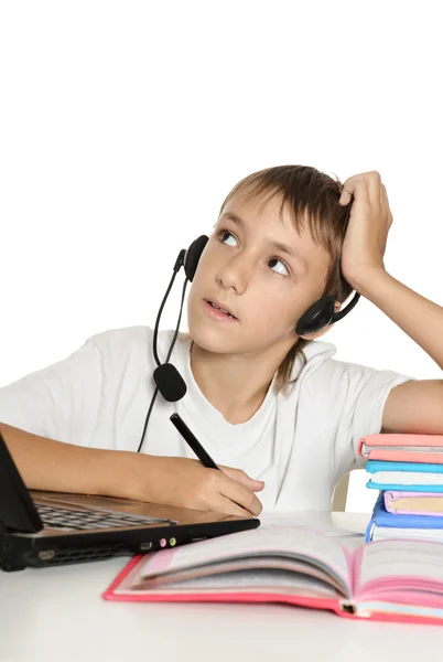 Adolescente chico haciendo tarea con el ordenador portátil —  Fotos de Stock