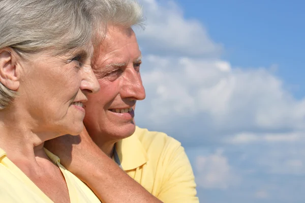 Glad äldre par gick en promenad på natur — Stockfoto