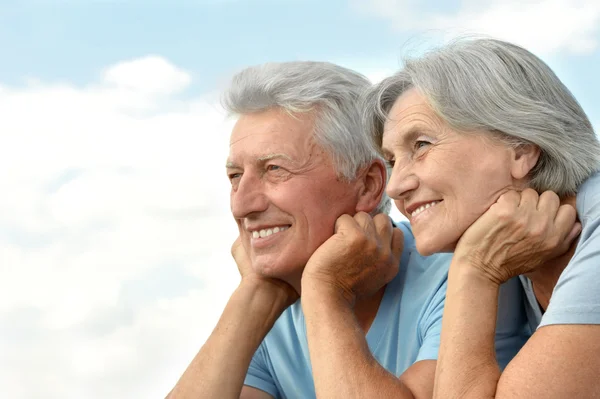 Feliz pareja de ancianos en un fondo del cielo — Foto de Stock