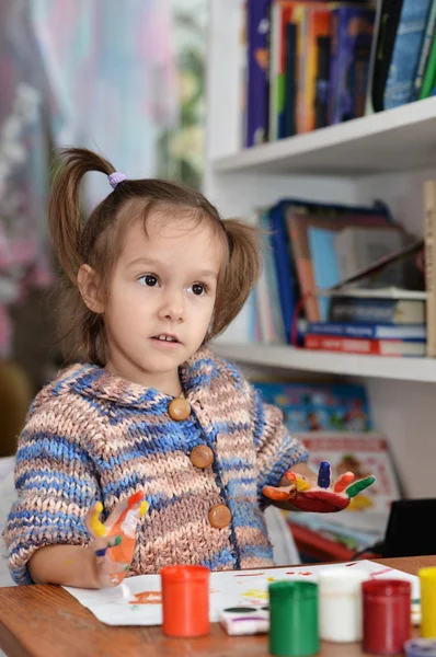 Nettes kleines Mädchen zeichnet Farbe in den Raum — Stockfoto