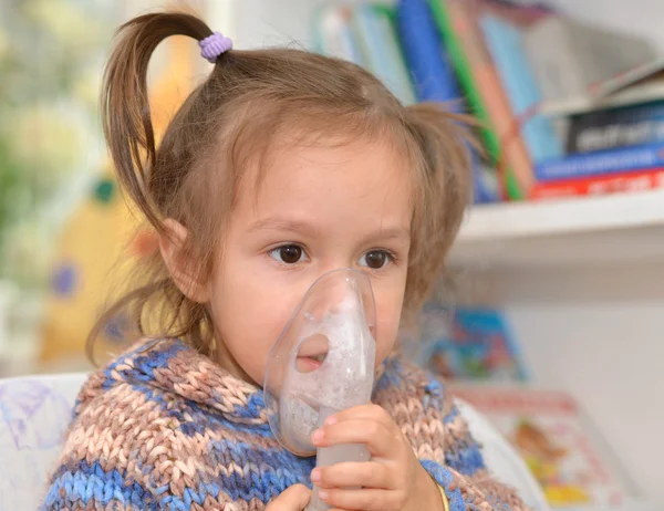 Retrato de un bebé agradable hace que la inhalación en casa —  Fotos de Stock