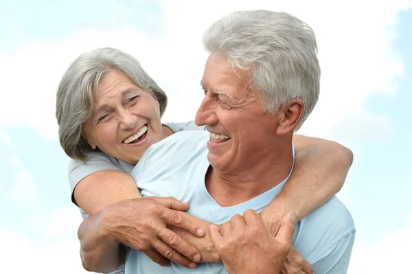 Feliz casal de idosos em um fundo céu — Fotografia de Stock